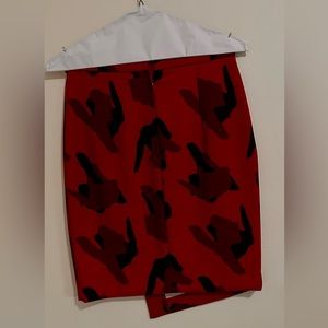 H&M asymmetrical red printed skirt
Size 10 
Out-seam 21” inch